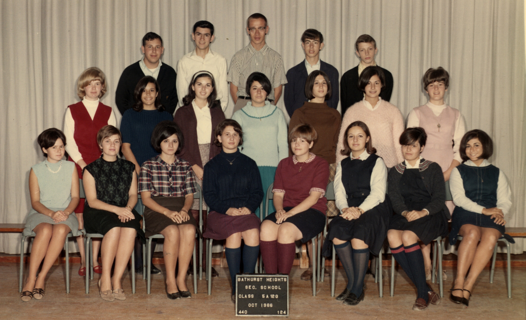 Back row: Lorne Zon, David Rowan, Ulli Diemer, Sheldon Kesten, Steve Wasserman. Second row: Betty Meadows, Carol Haddrall, Nancy Green, Rena Eisenberg, Rene Miller, Evelyn Appel, Marg Schafer. Front row: Cynthia Bradey, Melina Vacca, Isabelle Colalillo, Andrea Burstein, Rochelle Pifko, Rose Marie Rosen, Doreen Friedman, Lynda Lemberg. Absent: Isobel Lang.
